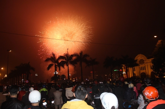 Hàng ngàn người dân Thanh Hóa đổ về quảng trường Lam Sơn đón chào năm mới 2015