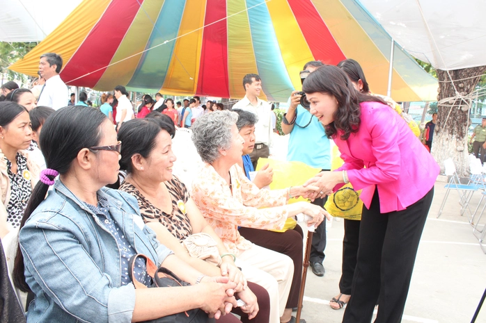 Bà Nguyễn Thị Thu, Chủ tịch LĐLĐ TP HCM, thăm hỏi công nhân có hoàn cảnh khó khăn   ẢNH: THANH NGA