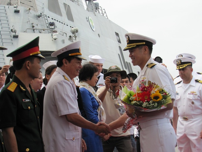 Đại tá Lê Bá Hùng (ôm hoa), Phó tư lệnh Biên đội tàu khu trục 7 (Mỹ) được đón tiếp tại cảng Tiên Sa (Đà Nẵng).
