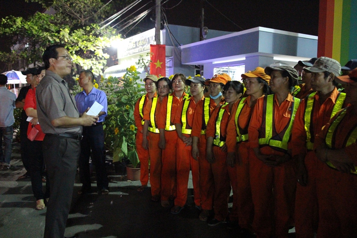 Lãnh đạo UBND quận 9, TP HCM thăm hỏi công nhân vệ sinh làm việc tối 29 Tết