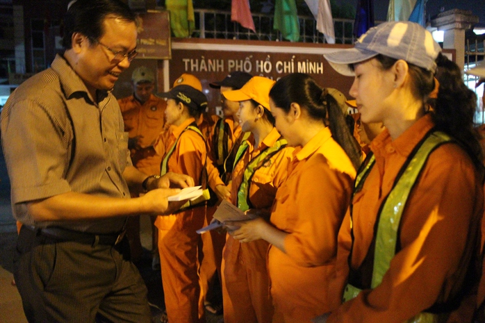 Ông Nguyễn Ngọc Cường, Phó Chủ tịch UBND quận 9, TP HCM, tặng quà cho công nhân vệ sinh