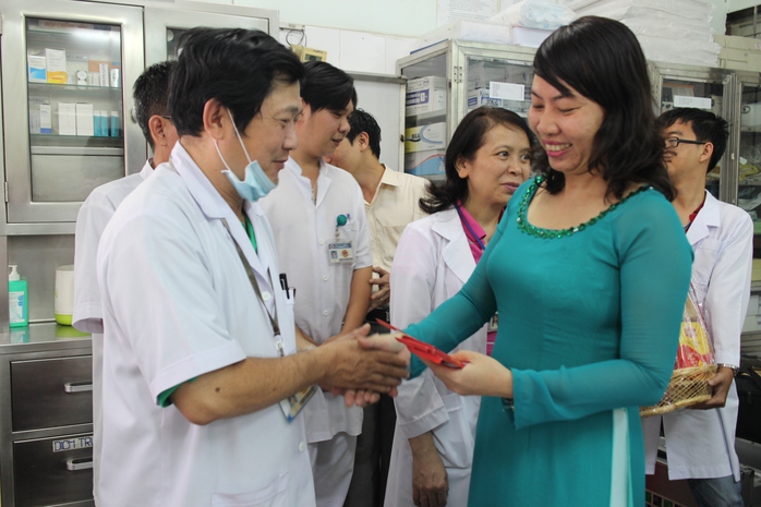 Bà Hồ Bích Ngọc, Chủ tịch LĐLĐ quận 1, TP HCM, tặng lì xì cho các y bác sĩ trực trong đêm giao thừa