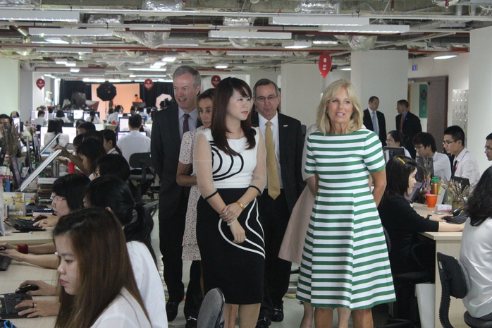 CEO VinECom Lê Hoàng Uyên Vy (trái) giới thiệu với Tiến sĩ (phải) Jill Biden về hoạt động của công ty. Ảnh: Thu Hằng