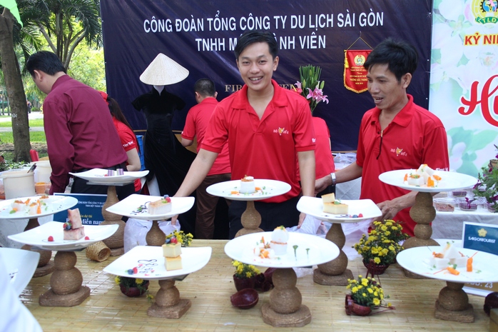 Gian hàng bánh của Công đoàn Tổng Công ty Du lịch Sài Gòn