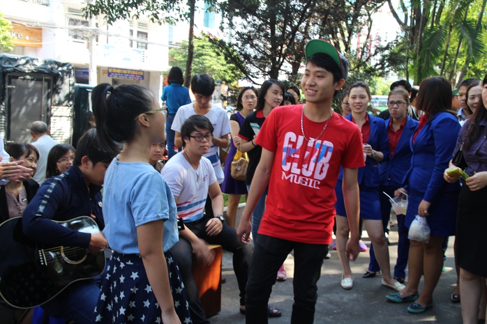 Chương trình thêm thu hút bởi sự góp mặt hát mộc và đàn guitar của các sinh viên Trường ĐH Tôn Đức Thắng