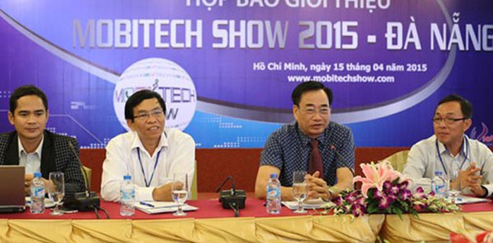 Ông Lữ Bằng (ngồi chính giữa) và các thành viên khác trong ban tổ chức Mobitech Show Đà Nẵng 2015