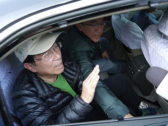  前總統陳水扁（圖左）獲准保外就醫，又因洗錢案遭起訴。（中央社檔案照片）