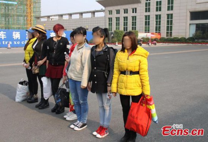 Abducted Vietnamese women are seen at the border of China and Vietnam when they were returned home Jan 22, 2015. A total of seven abducted women were handed over by Chinese police officers to their Vietnamese counterparts at the Dongxing Port in Guangxi Zhuang autonomous region on Thursday. These women had been abducted and sold in Handan in North China’s Hebei province as brides for local single men. The youngest victim was just 17, and the oldest was 32. [Photo/ Huang Zhuo]