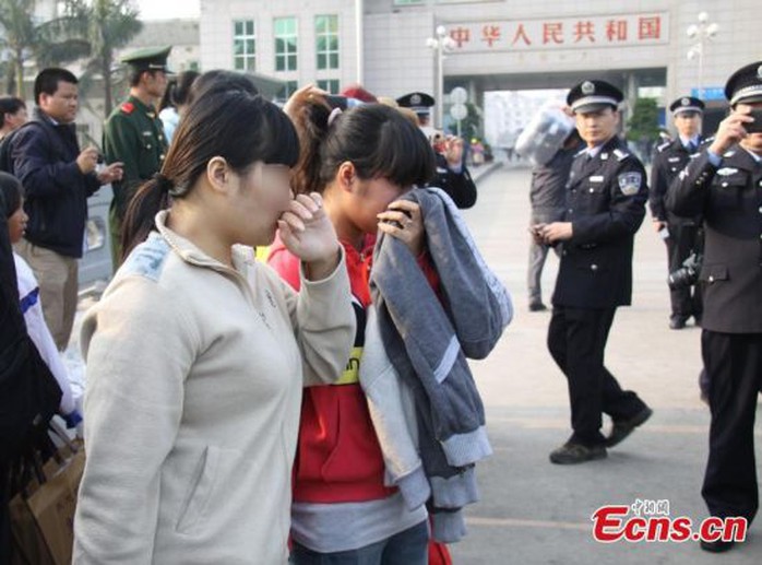 Abducted Vietnamese women are seen at the border of China and Vietnam when they were returned home Jan 22, 2015. A total of seven abducted women were handed over by Chinese police officers to their Vietnamese counterparts at the Dongxing Port in Guangxi Zhuang autonomous region on Thursday. These women had been abducted and sold in Handan in North China’s Hebei province as brides for local single men. The youngest victim was just 17, and the oldest was 32. [Photo/ Huang Zhuo]