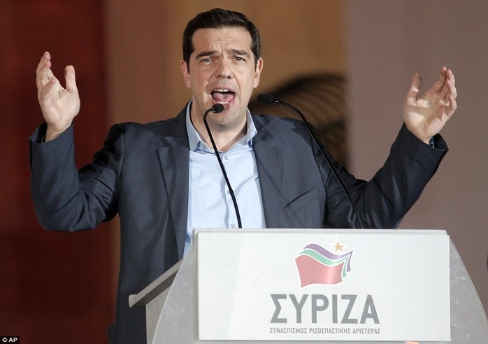 Lãnh đạo đảng Syriza Alexis Tsipras phát biểu trước những người ủng hộ ngày 25-1. Ảnh: AP