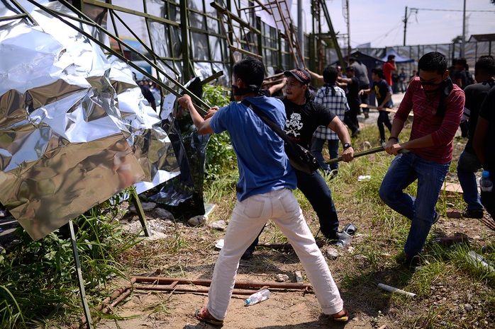 Protesters tearing down the perimeter fencing of the Datum Jelatek project site in Taman Keramat today. – The Malaysian Insider pic by Najjua Zulkefli, January 25, 2015.