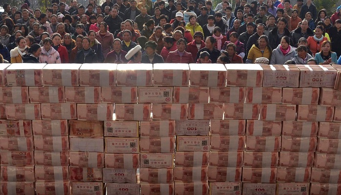 Villagers wait to collect their year-end bonus at Jianshe village, Liangshan, Sichuan province, yesterday. - Reuters pic, January 15, 2014.