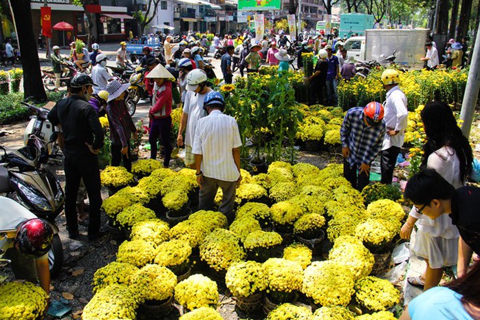 Trong ngày 30 Tết ở TP HCM, các loại hoa được bán nhiều nhất là cúc vàng, vạn thọ, hướng dương. Cả đoạn đường Phạm Ngũ Lão, cạnh công viên 23/9 tràn ngập người mua bán sôi động và nhộn nhịp. Tại một điểm khác cạnh công viên Lê Văn Tám cũng có hàng trăm người chen nhau chọn mua hoa giảm giá.