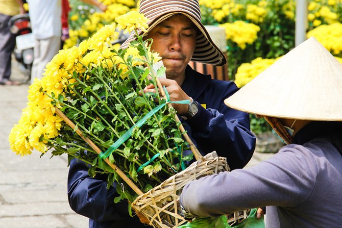 Tâm lý bán hàng ngày cuối năm của các tiểu thương đều mong nhanh hết hàng để về nhà ăn Tết khiến cho giá hoa giảm cực mạnh. Một chậu chúc vàng được bán với giá 20.000 đồng, rẻ chỉ bằng 1/4 so với trước đó.