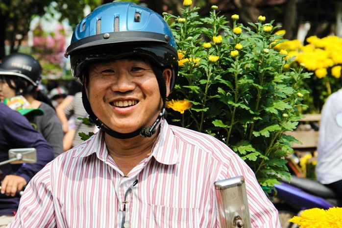 Anh Chiến, một khách hàng khác cũng tranh thủ giá hoa giảm đi mua về chưng trong mấy ngày Tết. Đối với những người có thu nhập thấp, mua hoa ngày cuối năm là cách để họ đón cái Tết thêm rộn ràng, ấm cúng.