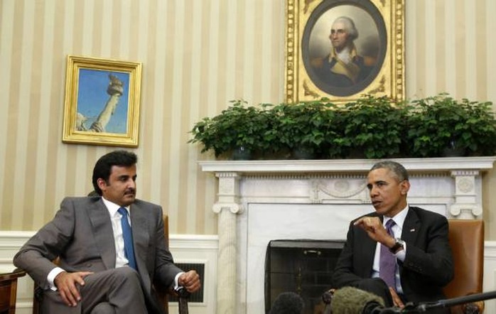 U.S. President Barack Obama meets with Emir of Qatar Sheikh Tamim bin Hamad al Thani while in the Oval Office at the White House in Washington February 24, 2015.      REUTERS/Larry Downing