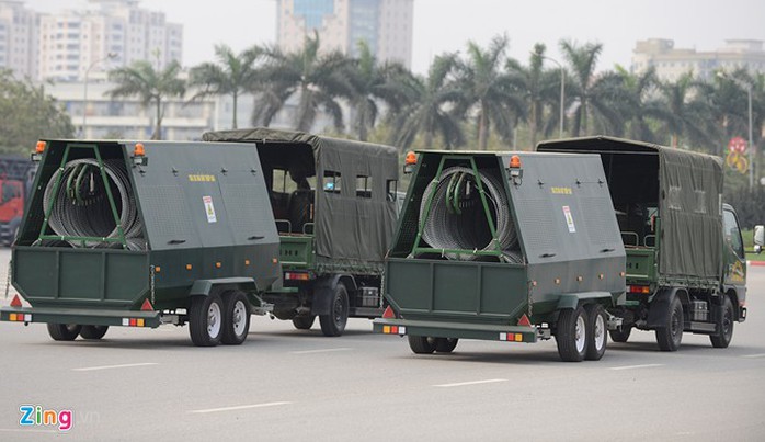 Hàng rào dây thép gai được chuyên chở trên những chiếc xe kéo. Hàng rào dây thép gai được chuyên chở trên những chiếc xe kéo.