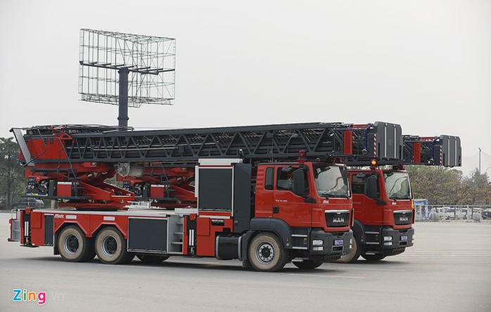 Xe thang chuyên dụng của Sở Cảnh sát PCCC Hà Nội có thể vươn cao 56 mét (tương đương tòa nhà 18 tầng). Xe thang chuyên dụng của Sở Cảnh sát PCCC Hà Nội có thể vươn cao 56 mét (tương đương tòa nhà 18 tầng).
