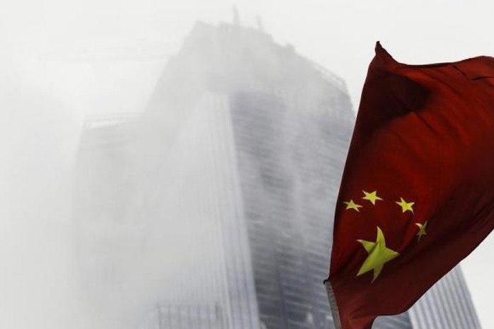 A Chinese national flag flutters in front of a construction site in Guangzhou, Guangdong province, November 7, 2014.  EUTERS/Alex Lee