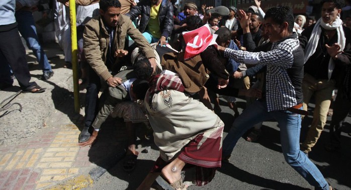 Supporters of the Houthi movement clash with anti-Houthi protesters during a rally in Sanaa January 24, 2015