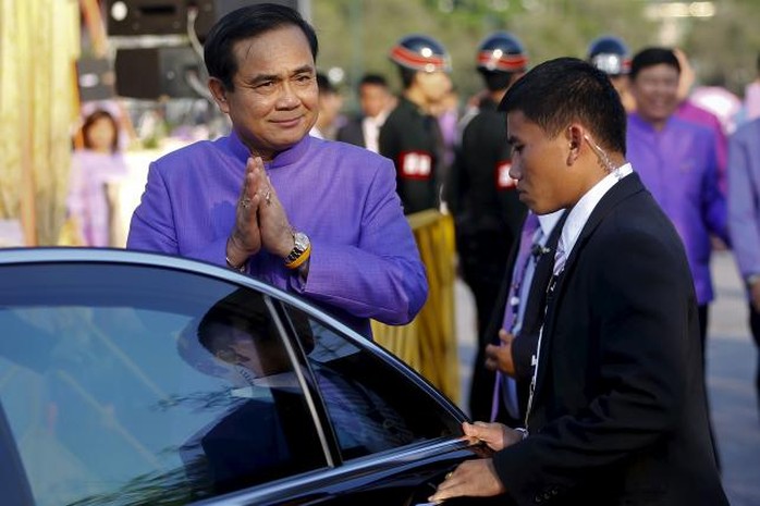 Thailands Prime Minister Prayuth Chan-ocha gestures the traditional greeting as he gets in his car after the merit-making ceremony on the occasion of Princess Maha Chakri Sirindhorns birthday at Sanam Luang in Bangkok April 2, 2015.  REUTERS/Damir Sagolj