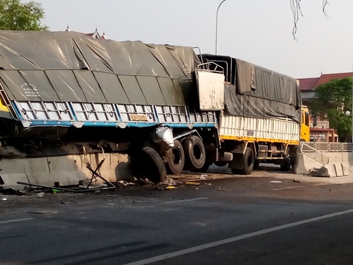 Chiếc xe tải cày nát dải phân cách trên Quốc lộ 1A qua Thanh Hóa