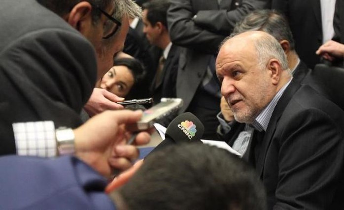 Iranian Oil Minister Bijan Zanganeh talks to journalists before a meeting of OPEC oil ministers at OPECs headquarters in Vienna December 4, 2013. REUTERS/Heinz-Peter Bader