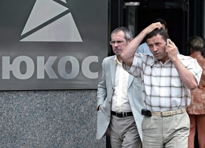 Tòa án Trọng tài tại La Haye (Hà Lan) ra lệnh cho Nga phải trả 50 tỉ USDcho những cựu cổ đông của Yukos. Ảnh: EPA