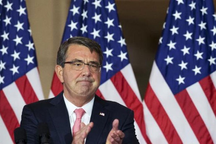 Defense Secretary Ash Carter, leads applause to thank the service members who served in Vietnam during a ceremony to commemorate the 50th anniversary of the Vietnam War on Capitol Hill, Wednesday, July 8, 2015. (AP Photo/Manuel Balce Ceneta)