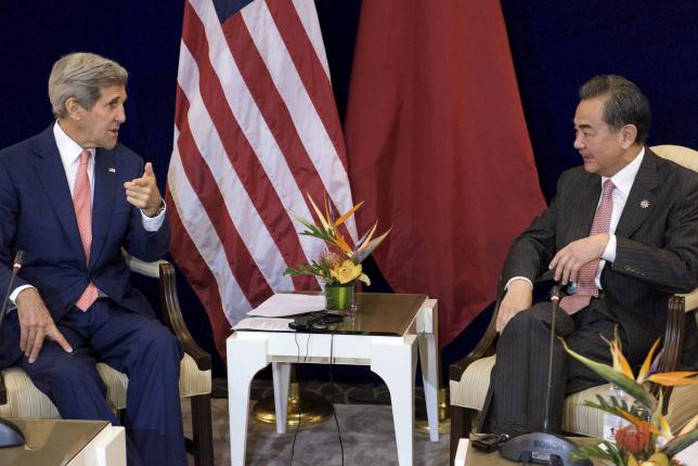 US Secretary of State John Kerry (L) and Chinas Foreign Minister Wang Yi talk before a bilateral meeting at the Putra World Trade Center August 5, 2015 in Kuala Lumpur, Malaysia.  REUTERS/Brendan Smialowski/Pool