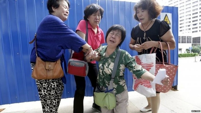 Passengers relative Bao Lanfang collapses in Beijing (6 Aug 2015)