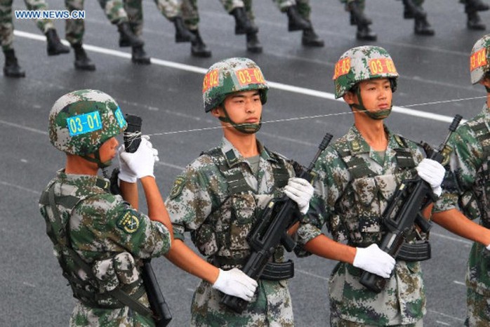 Photo taken on July 23, 2015 shows soldiers participating in training for the Sept. 3 military parade at the parade training base. (Xinhua/Zha Chunming)