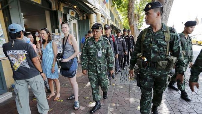 Military and police personnel walk past tourists as they patrol near the Grand Palace in Bangkok, Thailand, August 18, 2015. (Chaiwat Subprasom/REUTERS)