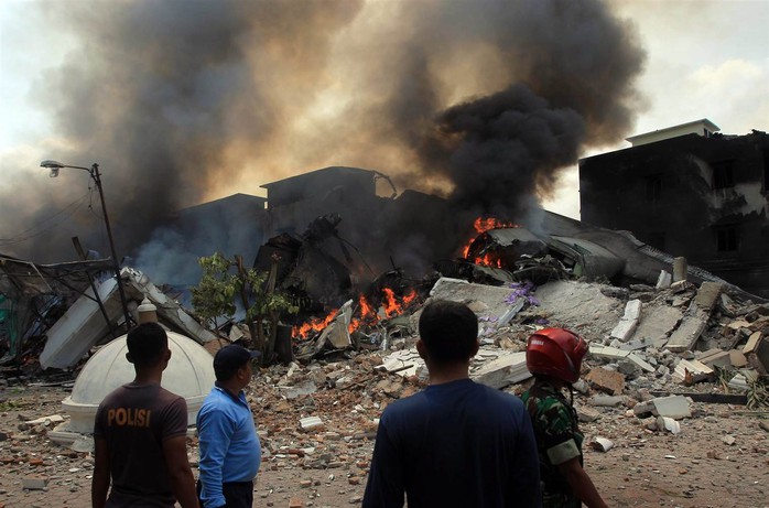 Hiện trường vụ rơi máy bay quân sự ở TP Medan hồi tháng 6 qua. Ảnh: EPA