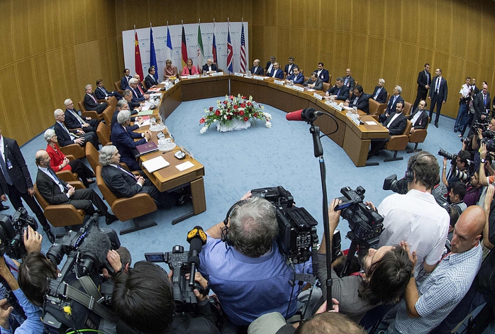 Các bộ trưởng và quan chức họp bàn thỏa thuận hạt nhân Iran tại Vienna - Áo ngày 14-7. Ảnh: REUTERS