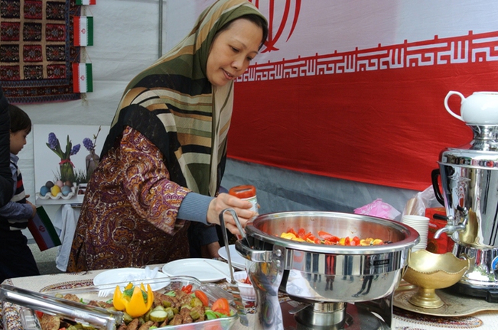 Bán món Shami (thịt cừu, khoai tây nghiền rán) và Iujeh Kabab (gà nướng ướp chanh, bơ và hoa nghệ tây) đến từ Đại sứ quán Iran