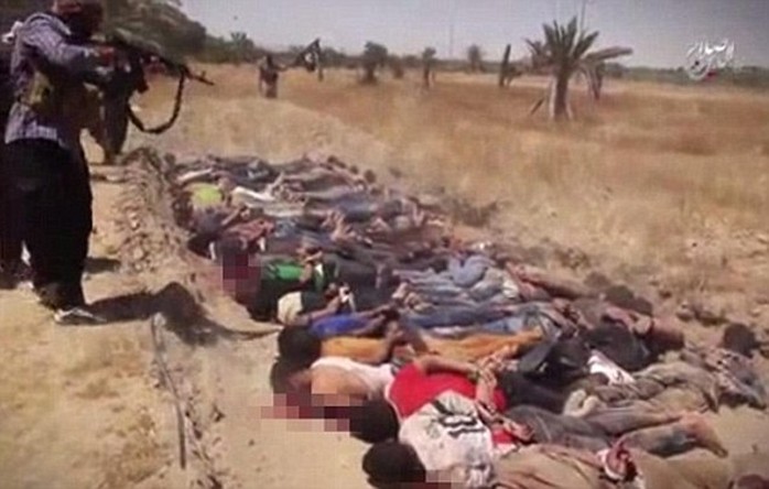 Hình ảnh vụ thảm sát ở Tikrit vào năm ngoái do chính IS tung ra. Ảnh: Daily Mail