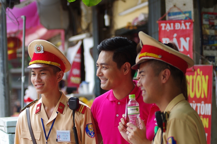 Các Cảnh sát giao thông chụp hình chung với MC Phan Anh