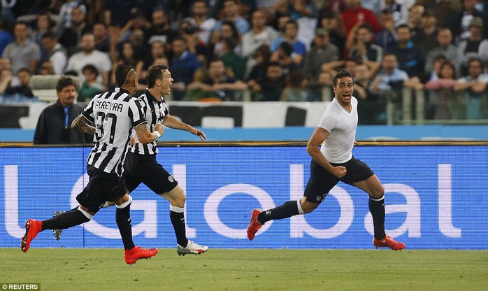 Natri (phải) ghi bàn thắng quyết định giúp Juventus đăng quang Coppa Itailia