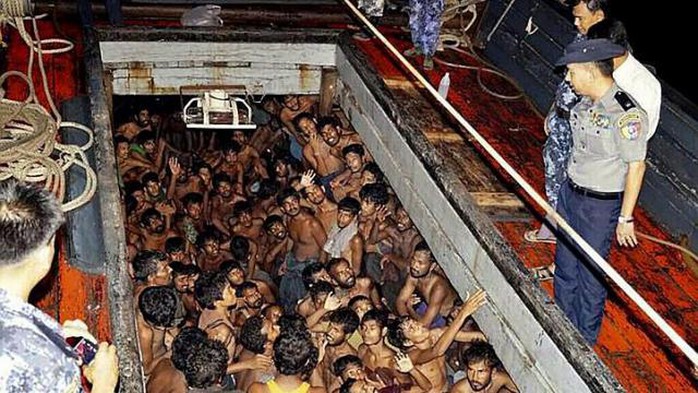 Có ít nhất 8 người Rohingya Hồi giáo trong số 200 người di cư được hải quân Myanmar giải cứu. Ảnh: EPA