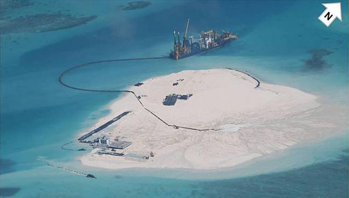 Ảnh tư liệu chụp vào tháng 2-2014 cho thấy Trung Quốc đã xây đảo nhân tạo trên 5 đảo san hô ở quần đảo Trường Sa: Gaven, Johnson South, Cuarteron, Hughes và Đá Chữ Thập. Nguồn: Bộ Ngoại giao Philipinnes.