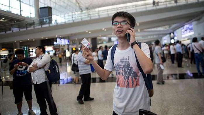 Joshua Wong bị đưa trở về sân bay Hồng Kông. Ảnh: EPA