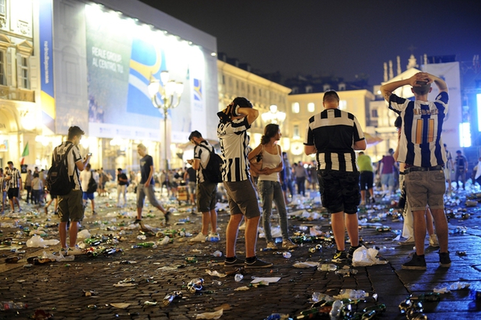 Trongkhi đó, người hâm mộ Juventus tại Turin, Ý thì chìm trong nỗi thất vọng cùng cực