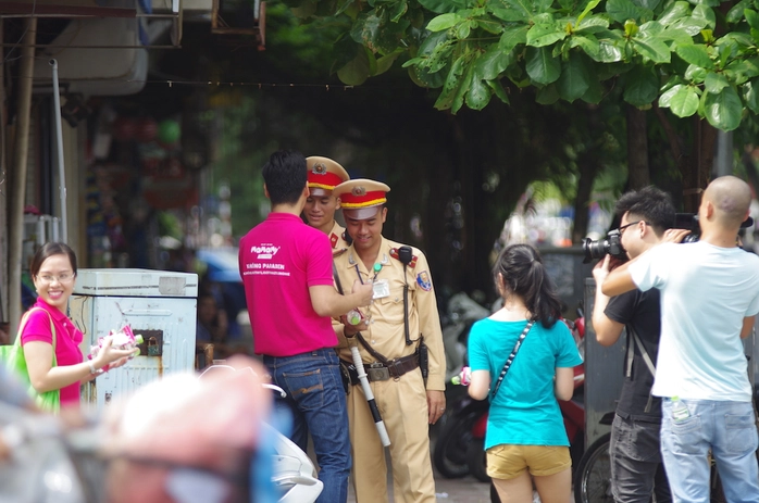 MC Phan Anh không quên phát khăn ướt và nước uống cho các Cảnh sát giao thông