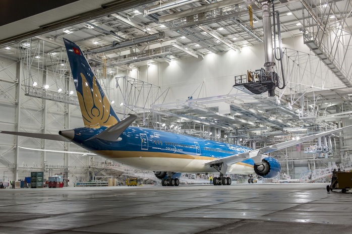 Máy bay Boeing 787-9 Dreamliner vừa được hoàn thiện sơn ngoại thất trong xưởng sơn của Boeing tại Paine Field, Washington, Mỹ