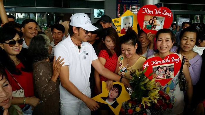 NSƯT Kim Tiểu Long trong vòng vây khán giả chào đón anh tại sân bay Tân Sơn Nhất