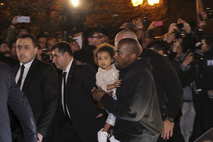 Rapper Kanye West bế con gái North khi đến Yerevan, thủ đô Armenia để sự kiện cùng Kim Kardashian hôm 8-4. Ảnh: Reuters