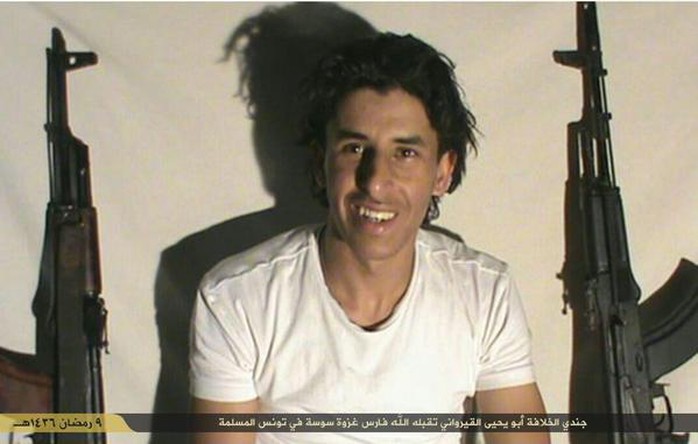 ...và kẻ được cho là Abu Yahya AlQuirawani, thủ phạm vụ xả súng, trong tấm hình do IS tải lên Twitter