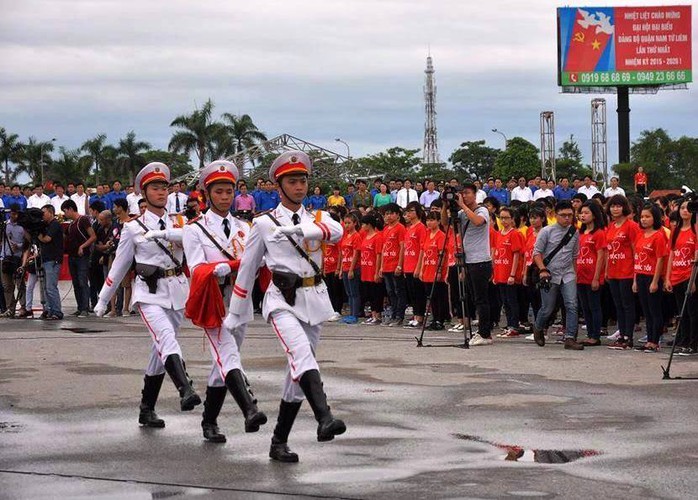 Các tiêu binh mang cờ Tổ quốc ra để thực hiện nghi lễ kéo cờ