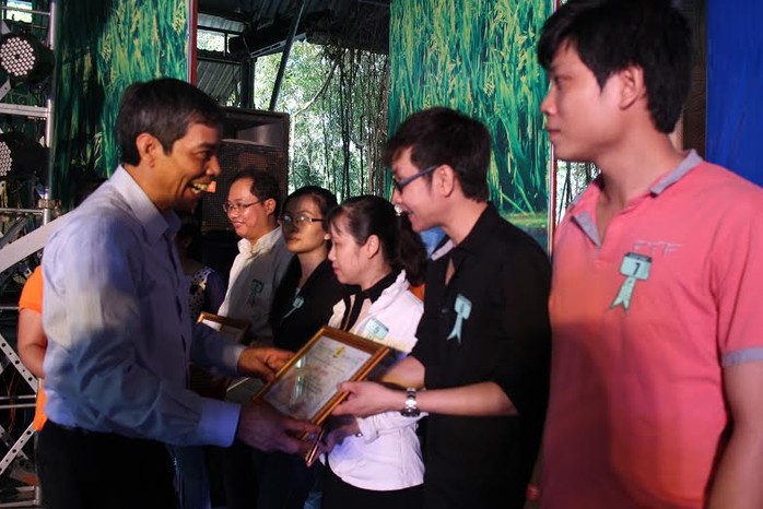 Ông Nguyễn Văn Khải, Phó Chủ tịch Thường trực LĐLĐ TP HCM,

tặng giấy khen cho các điển hình